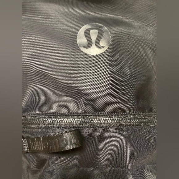 Lululemon New Crew Backpack 22 L with Keychain in Black - OPEN TO GOOD O… - Picture 12 of 12